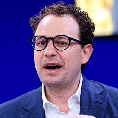 Dario Amodei, CEO de Anthropic: "Debemos frenar el ritmo en que mejoramos las capacidades de los modelos de IA"