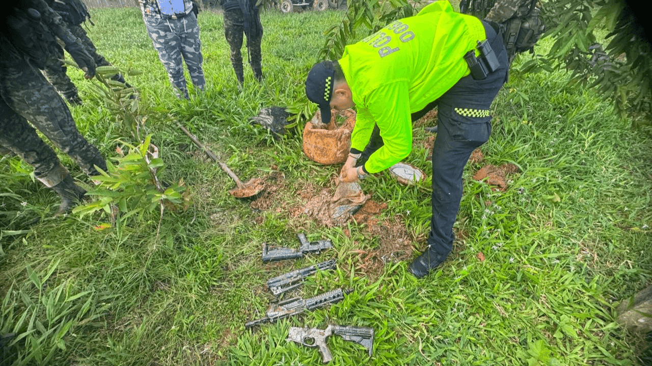 Operación militar en Meta: capturan a presunto integrante de disidencias, desmantelan depósito con armas y 220 kilos de explosivos