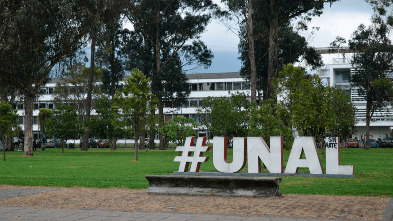 La Universidad Nacional activó alerta naranja luego de que un grupo de encapuchados ingresara al campus y amenazara con presuntos explosivos en el edificio de Ciencias Humanas. Créditos: Universidad Nacional