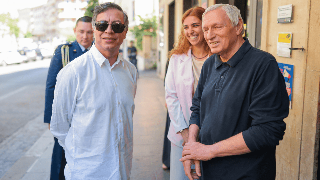Gustavo Petro se reunió en Roma con el sacerdote Luigi Ciotti durante su agenda oficial en Italia. Crédito: Presidencia de la República - Juan Cano Gustavo Petro se reunió en Roma con el sacerdote Luigi Ciotti durante su agenda oficial en Italia. Crédito: Presidencia de la República - Juan Cano