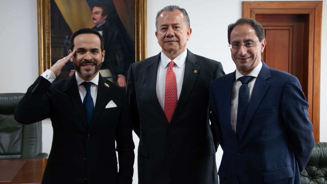 Abelardo de la Espriella, presidente electo; Hugo Quintero Bernate, vicepresidente de la Corte Suprema de Justicia, y José Manuel Restrepo, vicepresidente electo. | Crédito: Cortesía Abelardo de la Espriella, presidente electo; Hugo Quintero Bernate, vicepresidente de la Corte Suprema de Justicia, y José Manuel Restrepo, vicepresidente electo. | Crédito: Cortesía