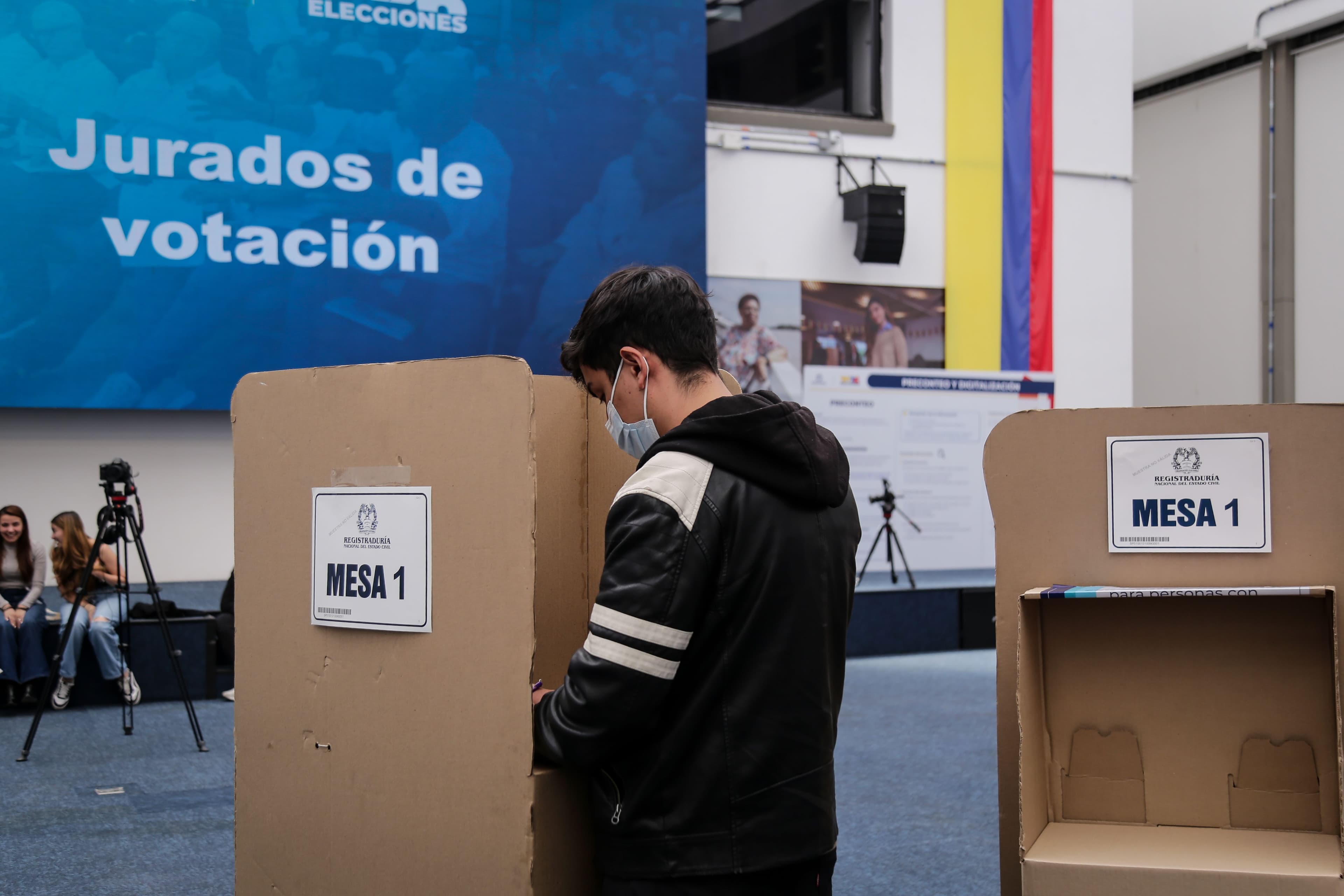 Las elecciones en Colombia no son un simple ejercicio democrático. Son más bien un sismo emocional que recorre las calles, las plazas y las conciencias. Foto: Colprensa Las elecciones en Colombia no son un simple ejercicio democrático. Son más bien un sismo emocional que recorre las calles, las plazas y las conciencias. Foto: Colprensa