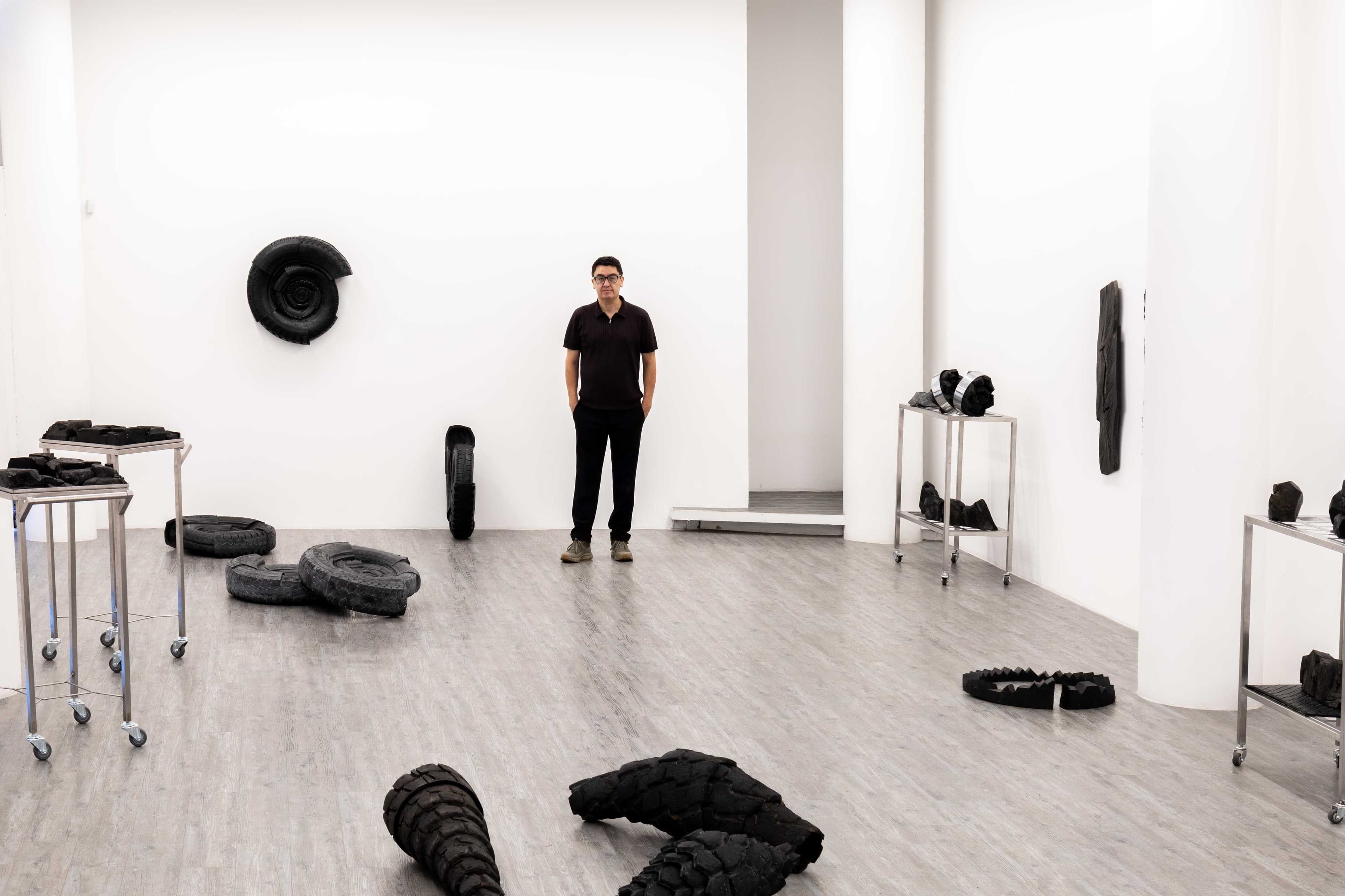 'Negro humo' de Fredy Alzate. Foto: Danny Acevedo, cortesía Galería El Museo. 'Negro humo' de Fredy Alzate. Foto: Danny Acevedo, cortesía Galería El Museo.