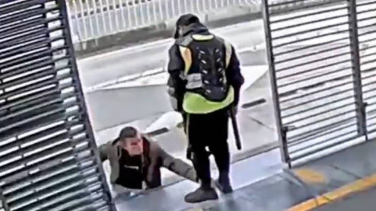 "Somos vulnerables": el miedo que dejó en los guardas de TransMilenio el asesinato del vigilante Cristian Garzón en Soacha "Somos vulnerables": el miedo que dejó en los guardas de TransMilenio el asesinato del vigilante Cristian Garzón en Soacha
