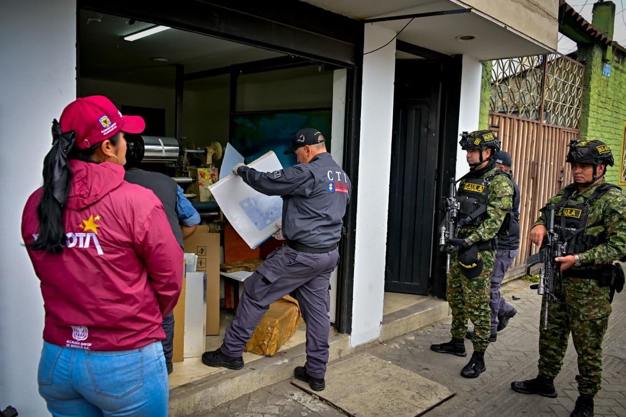 Operativo conjunto permitió desarticular una red dedicada a la falsificación y distribución de licor adulterado. Créditos: Secretaria de seguridad Operativo conjunto permitió desarticular una red dedicada a la falsificación y distribución de licor adulterado. Créditos: Secretaria de seguridad