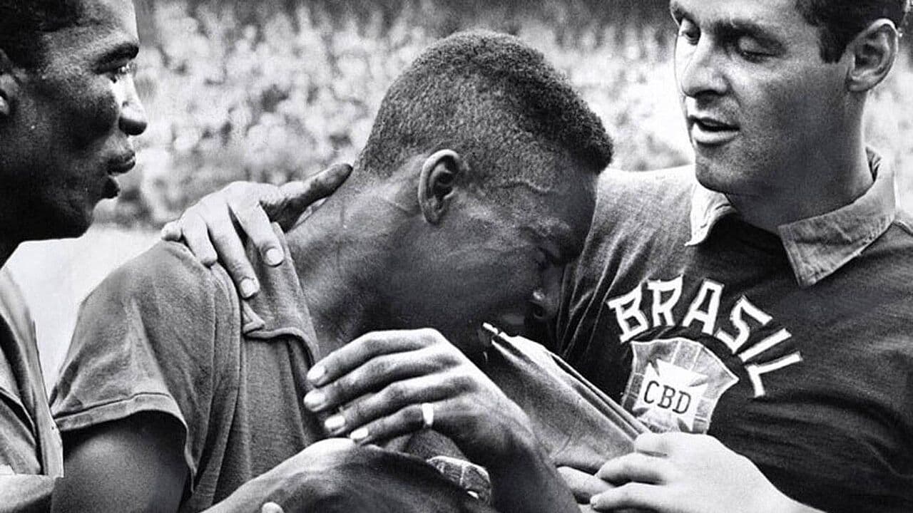 Pelé roto en llanto junto a Didi y Gylmar. Pelé roto en llanto junto a Didi y Gylmar.