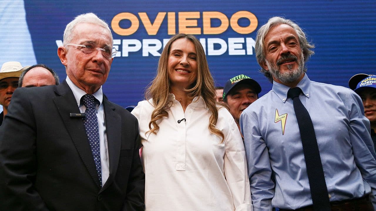 Álvaro Uribe, la candidata presidencial Paloma Valencia y el aspirante a la vicepresidencia Juan Daniel Oviedo. Foto: Colprensa. Álvaro Uribe, la candidata presidencial Paloma Valencia y el aspirante a la vicepresidencia Juan Daniel Oviedo. Foto: Colprensa.