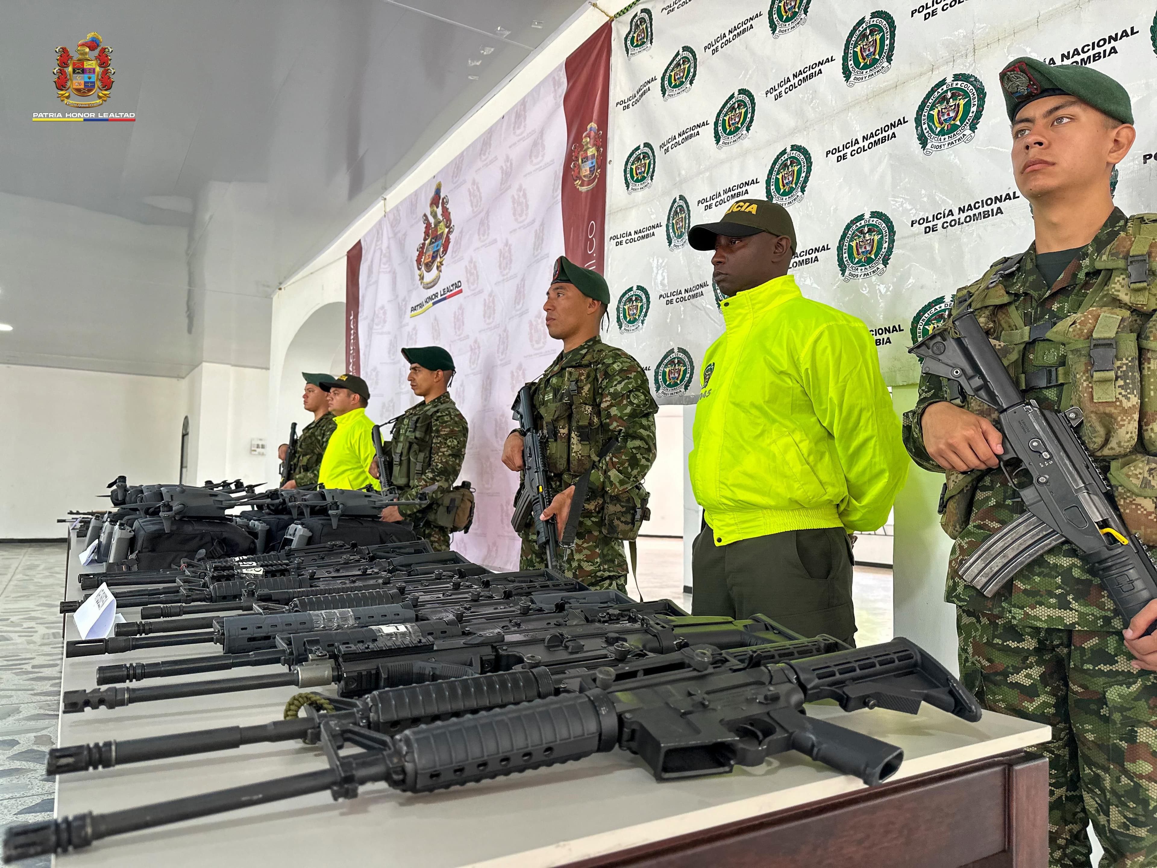 Las autoridades encontraron en Yumbo un cargamento de armas, municiones y drones que presuntamente sería trasladado hacia el oriente del país. Créditos: Fuerzas Militares Las autoridades encontraron en Yumbo un cargamento de armas, municiones y drones que presuntamente sería trasladado hacia el oriente del país. Créditos: Fuerzas Militares