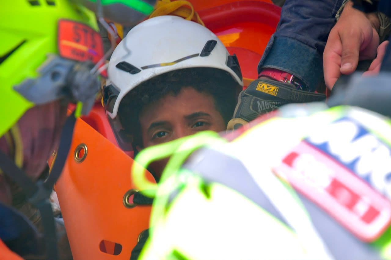 ¡Moisés, sano y salvo!: colombianos rescataron a niño de 11 años atrapado en La Guaira ¡Moisés, sano y salvo!: colombianos rescataron a niño de 11 años atrapado en La Guaira