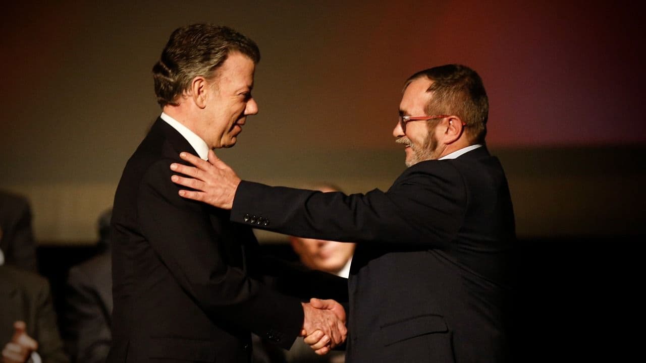Juan Manuel Santos y Rodrigo Londoño en la firma de la paz. Foto: Reuters. Juan Manuel Santos y Rodrigo Londoño en la firma de la paz. Foto: Reuters.