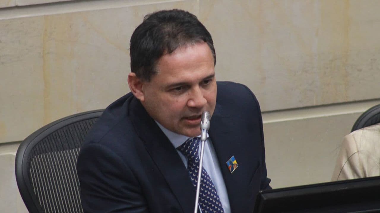 El milagro que se le atravesó a la patria milagro: crónica de la victoria del "petrouribismo" circunstancial El milagro que se le atravesó a la patria milagro: crónica de la victoria del "petrouribismo" circunstancial