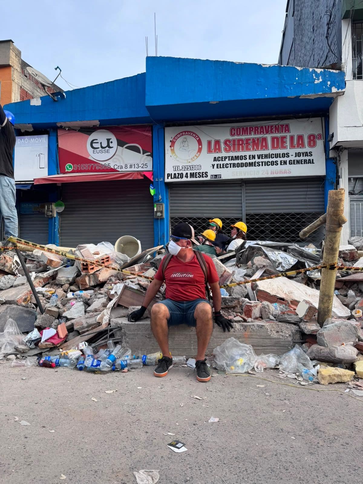 Un voluntario descansa entre los escombros mientras continúan las labores de búsqueda y rescate en los alrededores del Parque La Libertad, en Pereira. Miércoles 12 de agosto de 2026. | Foto: Carlos Marín C. Un voluntario descansa entre los escombros mientras continúan las labores de búsqueda y rescate en los alrededores del Parque La Libertad, en Pereira. Miércoles 12 de agosto de 2026. | Foto: Carlos Marín C.