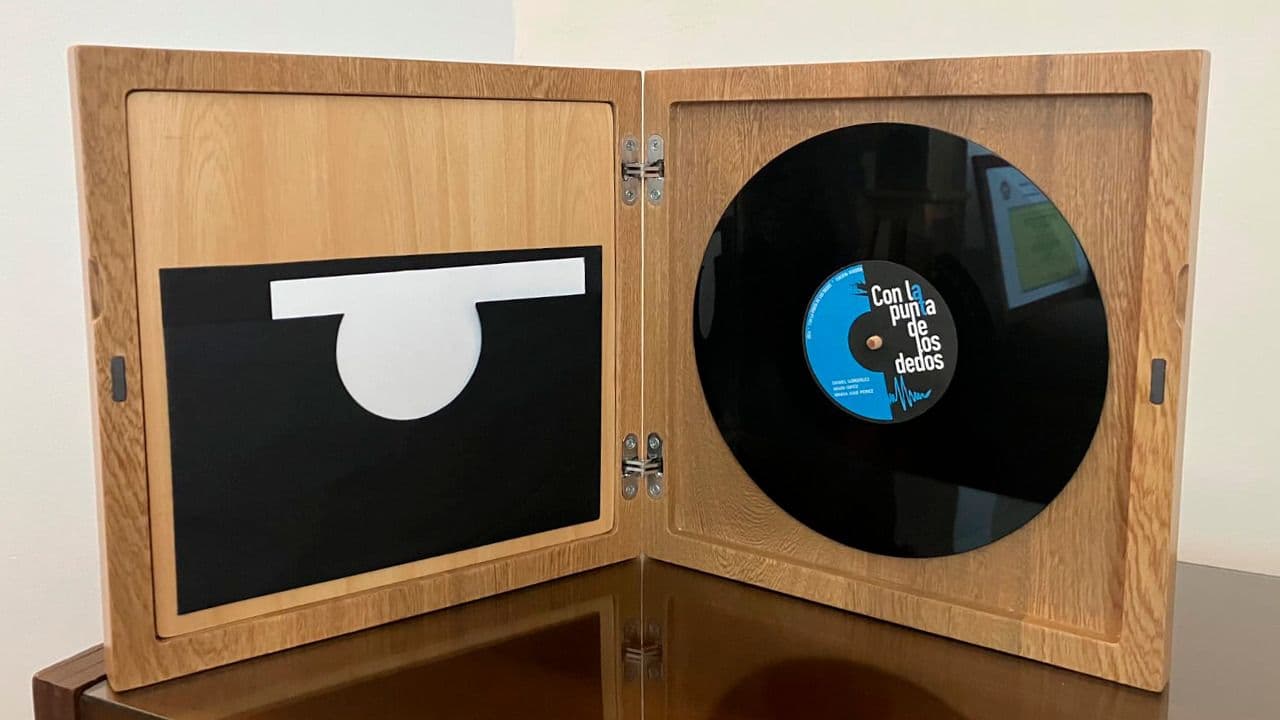 Con la punta de los dedos vuelve con su tercera exposición: 11 obras que nacen de la música, la palabra y la plástica Con la punta de los dedos vuelve con su tercera exposición: 11 obras que nacen de la música, la palabra y la plástica