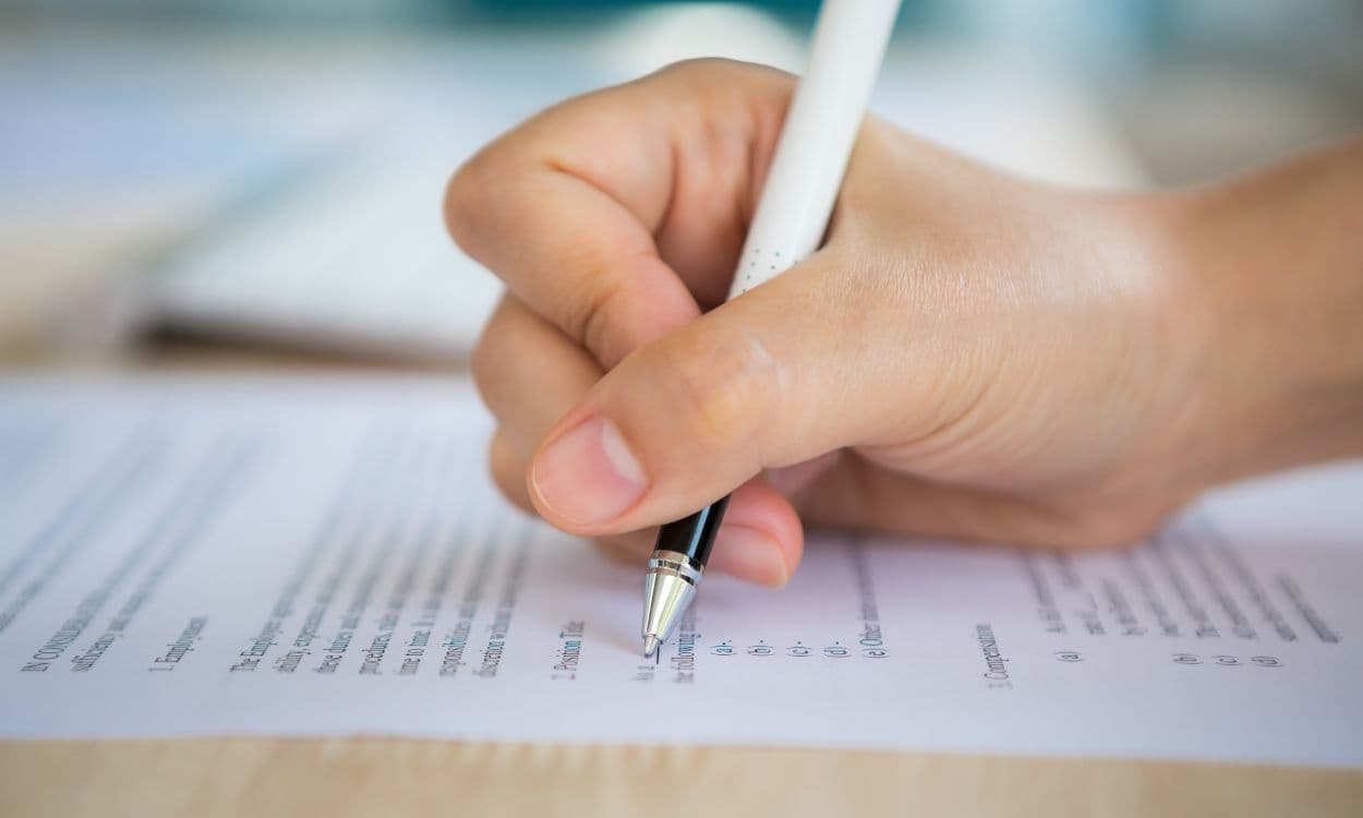 photologuephotos2024-01mano-boligrafo-escribiendo-papel_1jpg photologuephotos2024-01mano-boligrafo-escribiendo-papel_1jpg