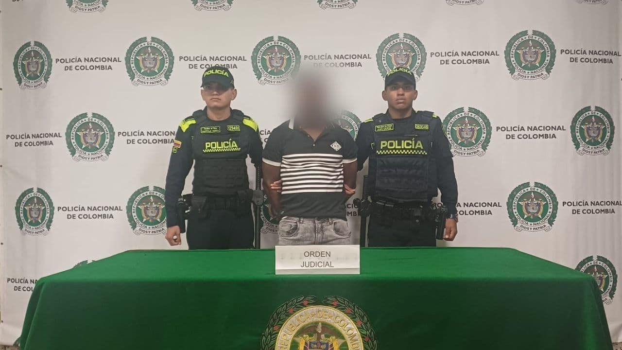 photologuephotos2025-07capturan_en_el_aeropuerto_el_dorado_a_alias_el_calvo_responsable_de_ataques_con_explosivos_en_calijpg photologuephotos2025-07capturan_en_el_aeropuerto_el_dorado_a_alias_el_calvo_responsable_de_ataques_con_explosivos_en_calijpg