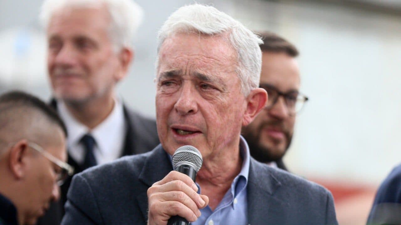 Álvaro Uribe. Álvaro Uribe.