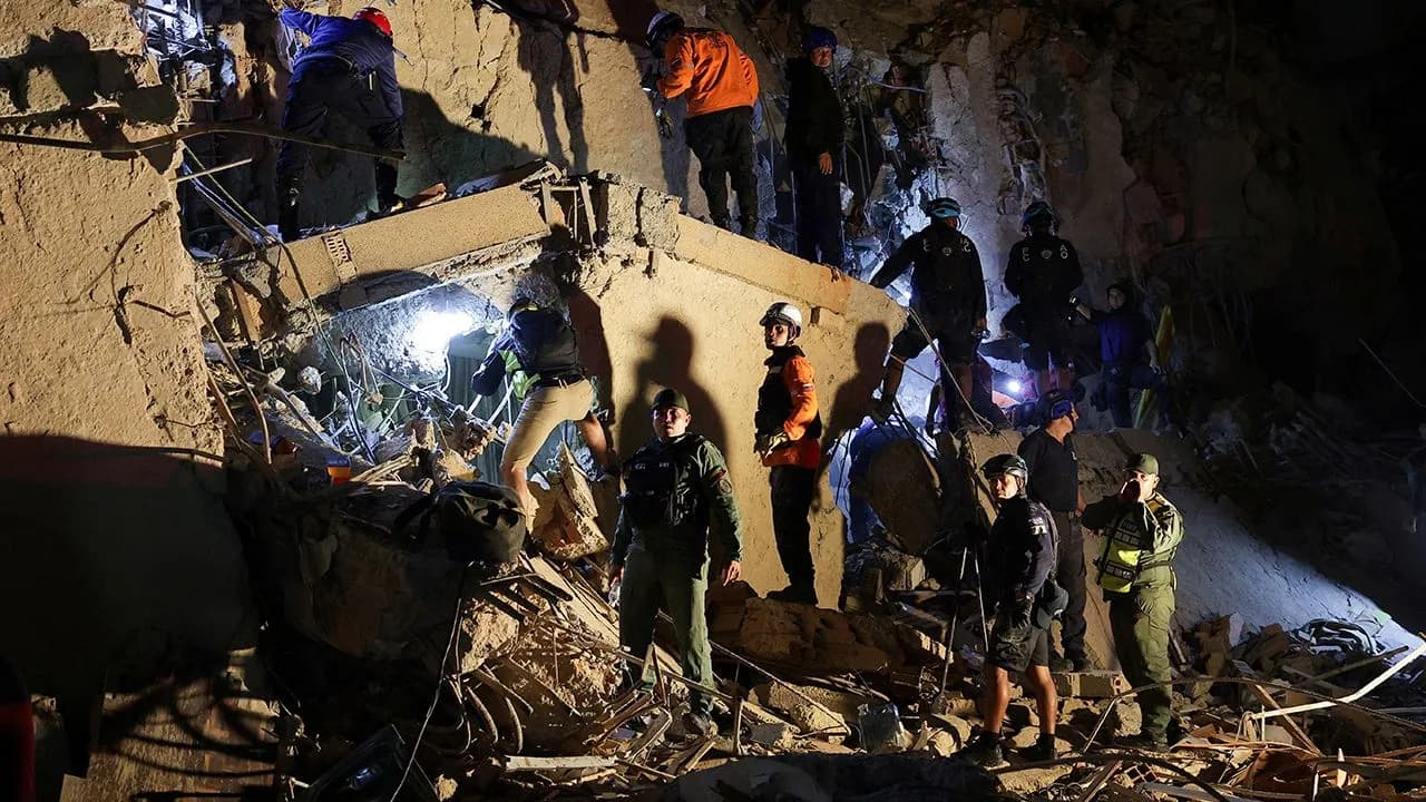 Equipos de rescate buscan sobrevivientes entre los escombros tras los terremotos en Venezuela. Créditos: Reuters Equipos de rescate buscan sobrevivientes entre los escombros tras los terremotos en Venezuela. Créditos: Reuters
