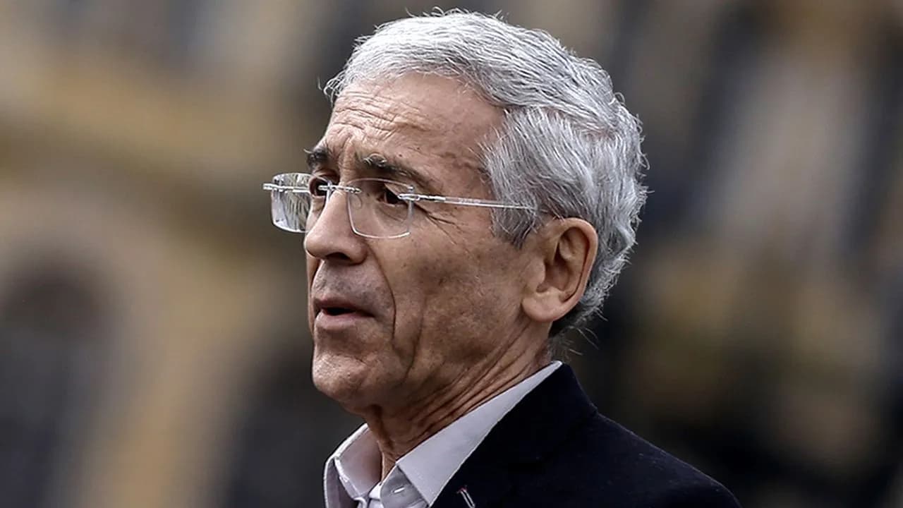"Es peligroso utilizar a Dios en la política": entrevista a Francisco de Roux "Es peligroso utilizar a Dios en la política": entrevista a Francisco de Roux
