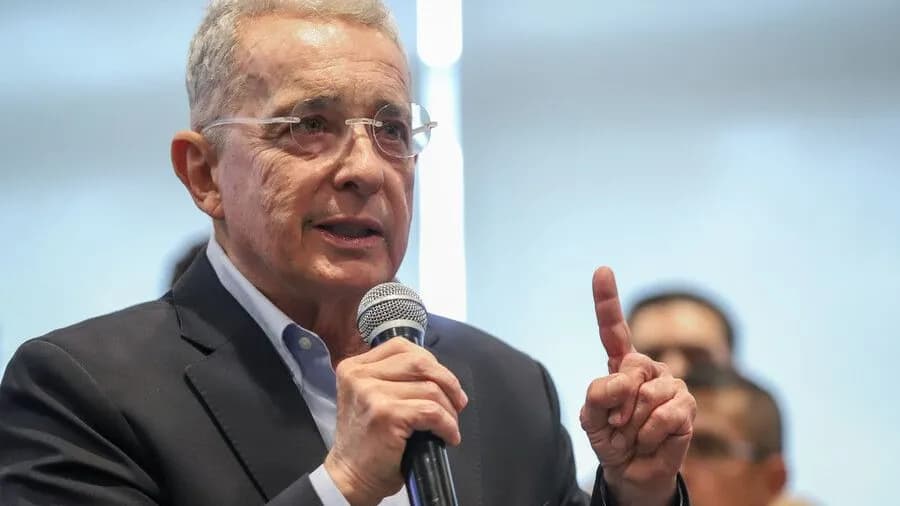 El expresidente Álvaro Uribe Vélez en una reunión reciente con la bancada del Centro Democrático. Foto: Colprensa – Catalina Olaya. El expresidente Álvaro Uribe Vélez en una reunión reciente con la bancada del Centro Democrático. Foto: Colprensa – Catalina Olaya.
