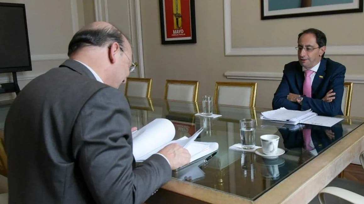 “El nivel de información de su equipo de trabajo es bastante deficiente”: ministro de Hacienda al vicepresidente electo “El nivel de información de su equipo de trabajo es bastante deficiente”: ministro de Hacienda al vicepresidente electo