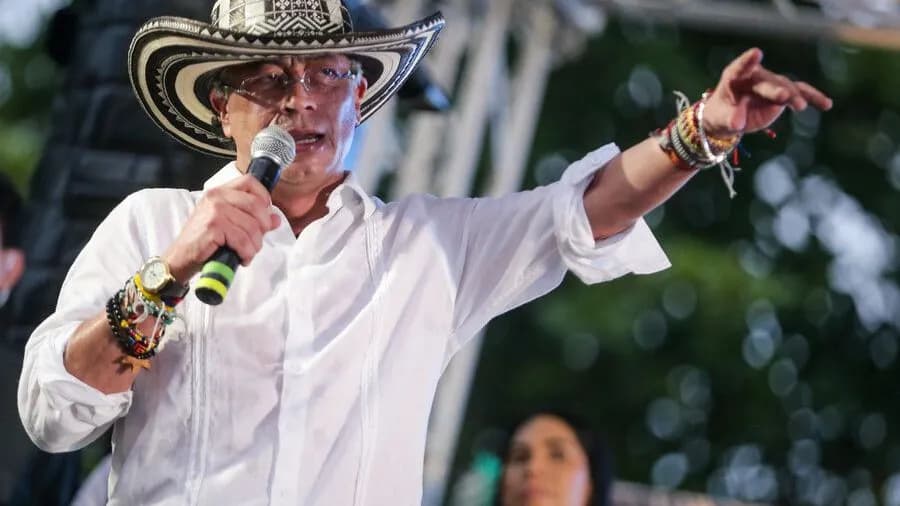 El fin de la excepcionalidad: causas y consecuencias del populismo en Colombia El fin de la excepcionalidad: causas y consecuencias del populismo en Colombia