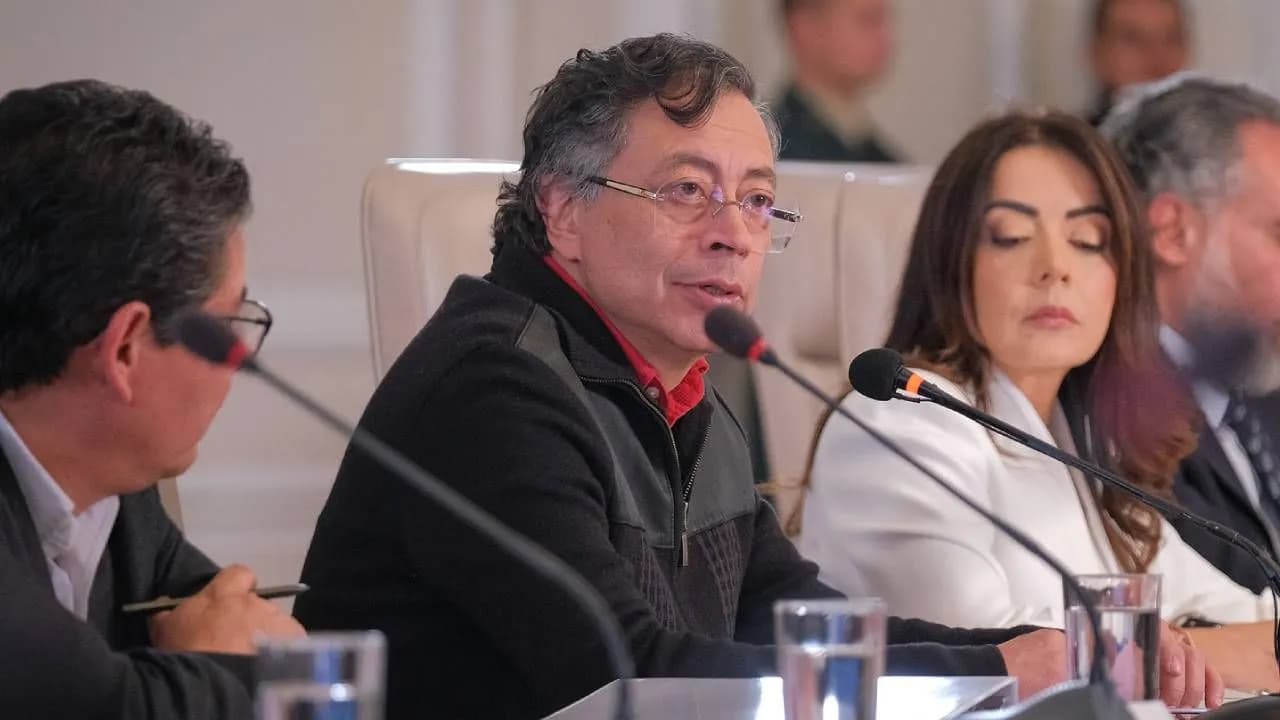 “Solo he hablado de gente que hace crímenes, y lo seguiré escribiendo”: Petro rechazó la orden judicial que le prohíbe hablar de elecciones y denunció complot de redes sociales “Solo he hablado de gente que hace crímenes, y lo seguiré escribiendo”: Petro rechazó la orden judicial que le prohíbe hablar de elecciones y denunció complot de redes sociales