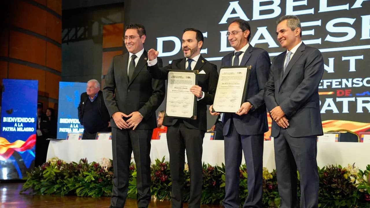 Abelardo de la Espriella anunció un plazo de un mes para que los grupos armados ilegales se sometan al Estado de derecho. Créditos: Colprensa Abelardo de la Espriella anunció un plazo de un mes para que los grupos armados ilegales se sometan al Estado de derecho. Créditos: Colprensa