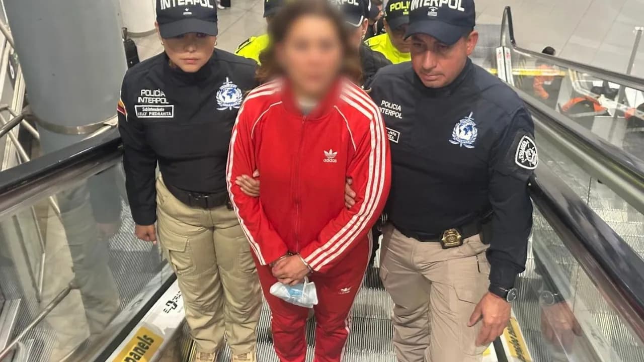 Extraditan desde Argentina a Mayerly Arévalo, investigada por presunto lavado de activos para el ELN. Créditos: Policía Nacional Extraditan desde Argentina a Mayerly Arévalo, investigada por presunto lavado de activos para el ELN. Créditos: Policía Nacional