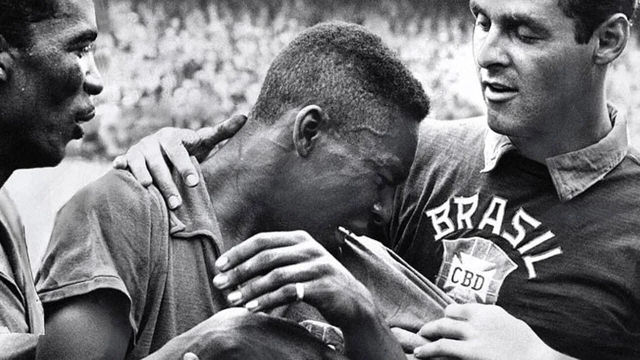 Pelé roto en llanto junto a Didi y Gylmar. Pelé roto en llanto junto a Didi y Gylmar.
