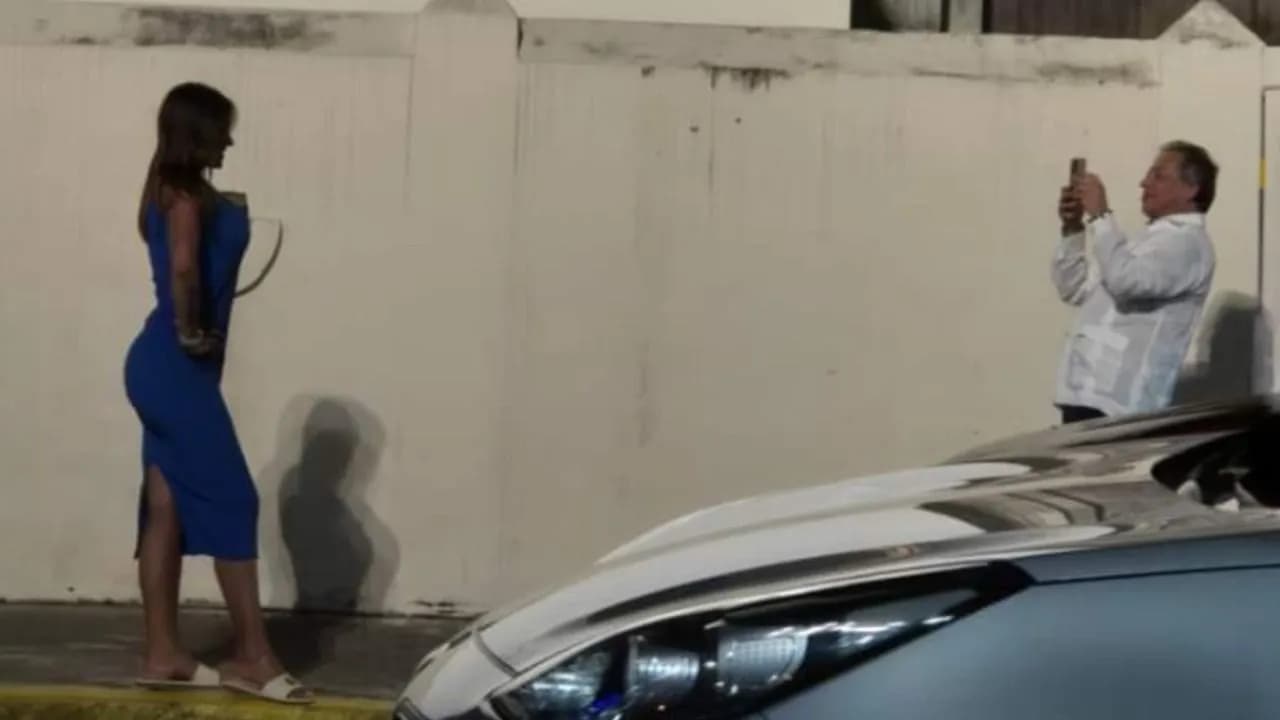 El presidente Gustavo Petro, fotografiando a quien sería su pareja sentimental. El presidente Gustavo Petro, fotografiando a quien sería su pareja sentimental.