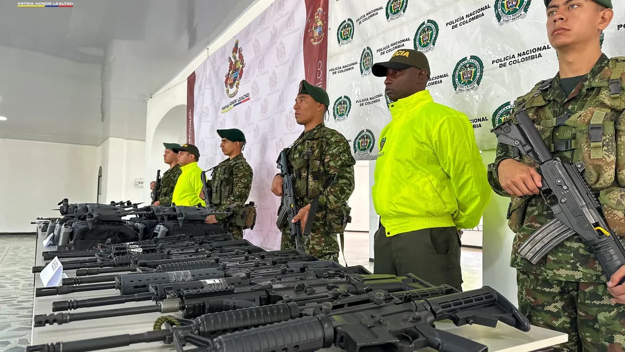Las autoridades encontraron en Yumbo un cargamento de armas, municiones y drones que presuntamente sería trasladado hacia el oriente del país. Créditos: Fuerzas Militares Las autoridades encontraron en Yumbo un cargamento de armas, municiones y drones que presuntamente sería trasladado hacia el oriente del país. Créditos: Fuerzas Militares