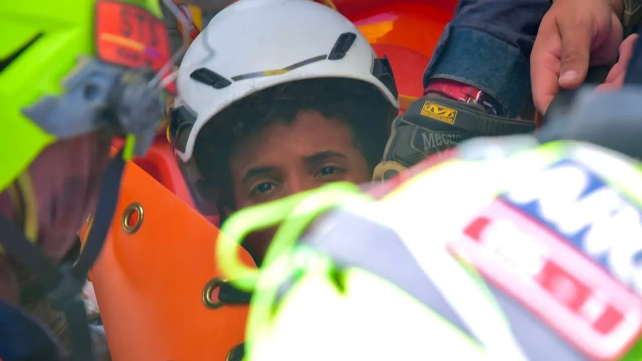 ¡Moisés, sano y salvo!: colombianos rescataron a niño de 11 años atrapado en La Guaira ¡Moisés, sano y salvo!: colombianos rescataron a niño de 11 años atrapado en La Guaira