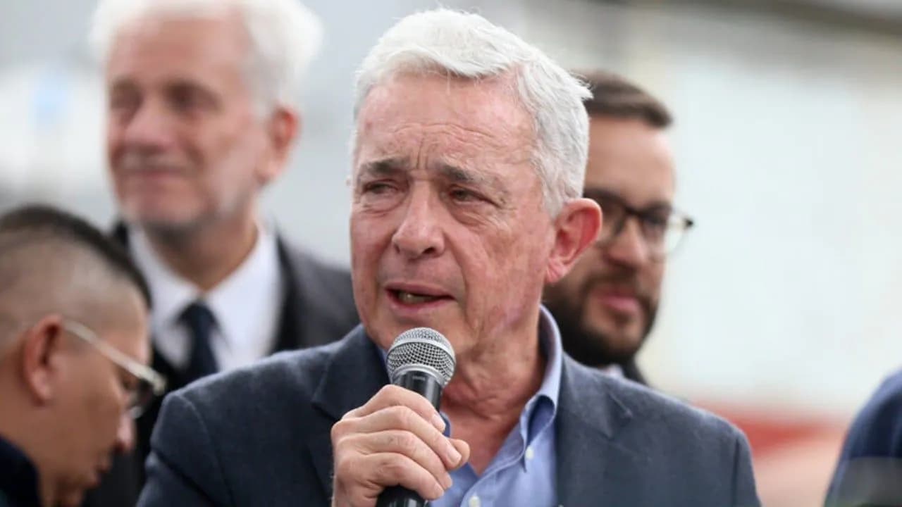 Álvaro Uribe. Álvaro Uribe.