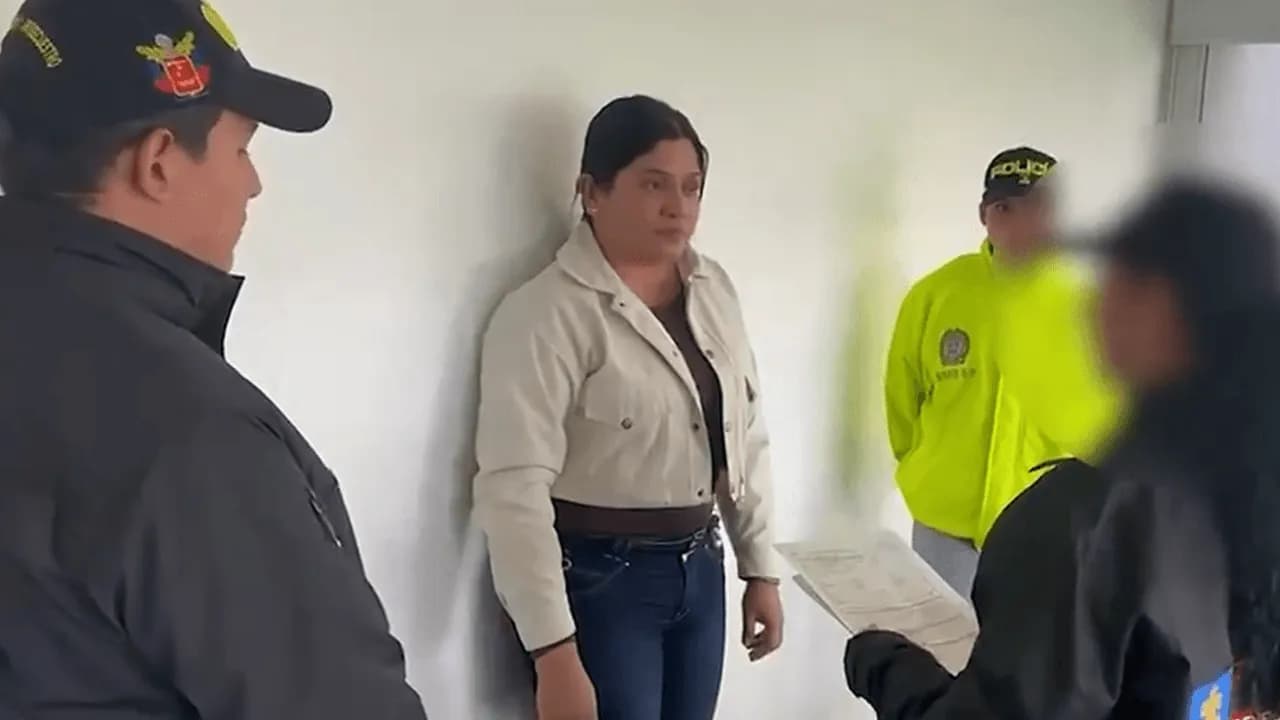Funcionaria de la DIAN habría engañado a cinco familias con falsos remates y obtenido cerca de 300 millones de pesos Funcionaria de la DIAN habría engañado a cinco familias con falsos remates y obtenido cerca de 300 millones de pesos