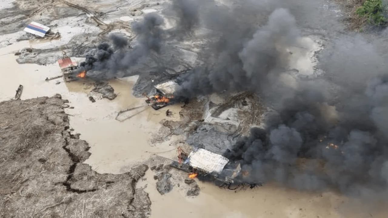 Ejército Nacional destruye maquinaria de minería ilegal en Chocó y afecta al Clan del Golfo por 38.000 millones Ejército Nacional destruye maquinaria de minería ilegal en Chocó y afecta al Clan del Golfo por 38.000 millones