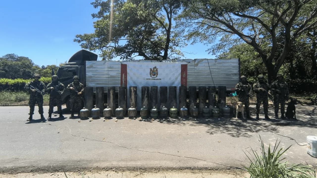 Ejército frustra atentado del ELN contra base militar en Cesar: hallaron vehículo con lanzadores de explosivos Ejército frustra atentado del ELN contra base militar en Cesar: hallaron vehículo con lanzadores de explosivos