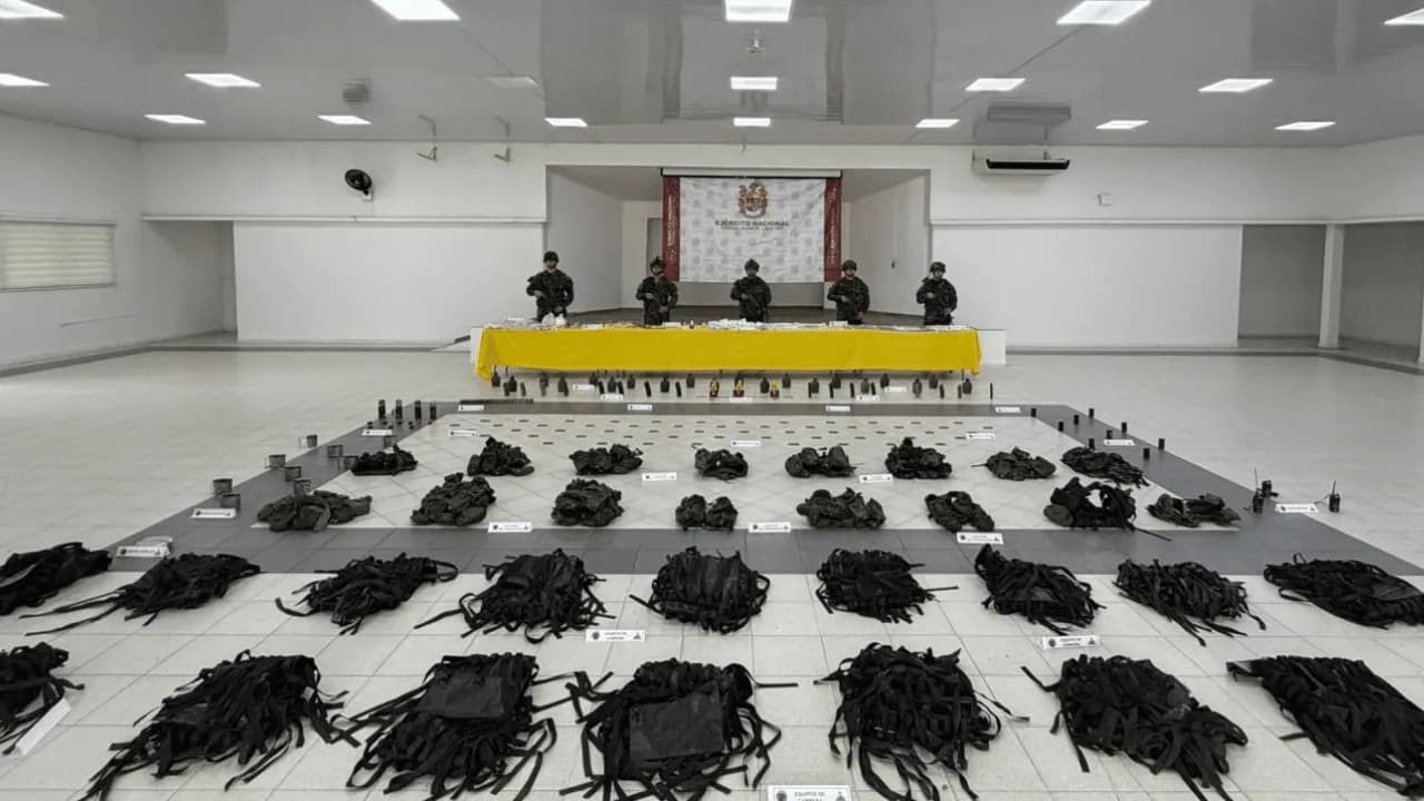 Ejército encuentra explosivos ocultos en termos durante operativo contra las disidencias en Casanare: había material de guerra e insumos médicos Ejército encuentra explosivos ocultos en termos durante operativo contra las disidencias en Casanare: había material de guerra e insumos médicos