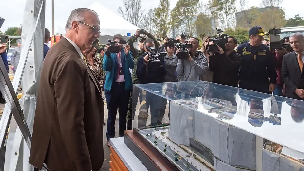 Proyecto Fortaleza: el polémico contrato del Ministerio de Defensa por el que se podrían perder 50.000 millones de pesos Proyecto Fortaleza: el polémico contrato del Ministerio de Defensa por el que se podrían perder 50.000 millones de pesos