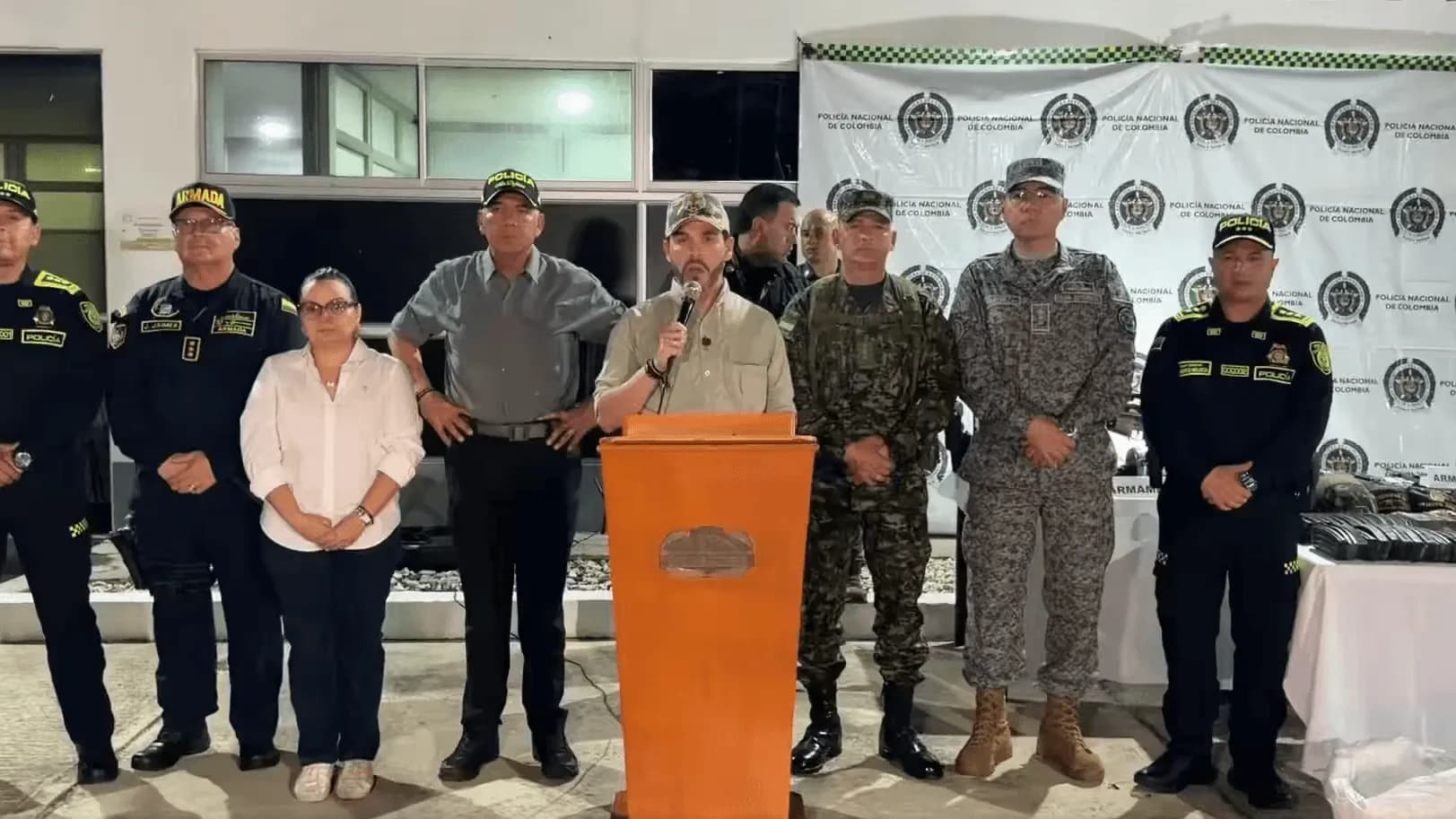 "Los vamos a mandar al infierno en una bolsa como la que ven aquí": De la Espriella, junto a los cuerpos de alias Cholo y otros seis abatidos "Los vamos a mandar al infierno en una bolsa como la que ven aquí": De la Espriella, junto a los cuerpos de alias Cholo y otros seis abatidos