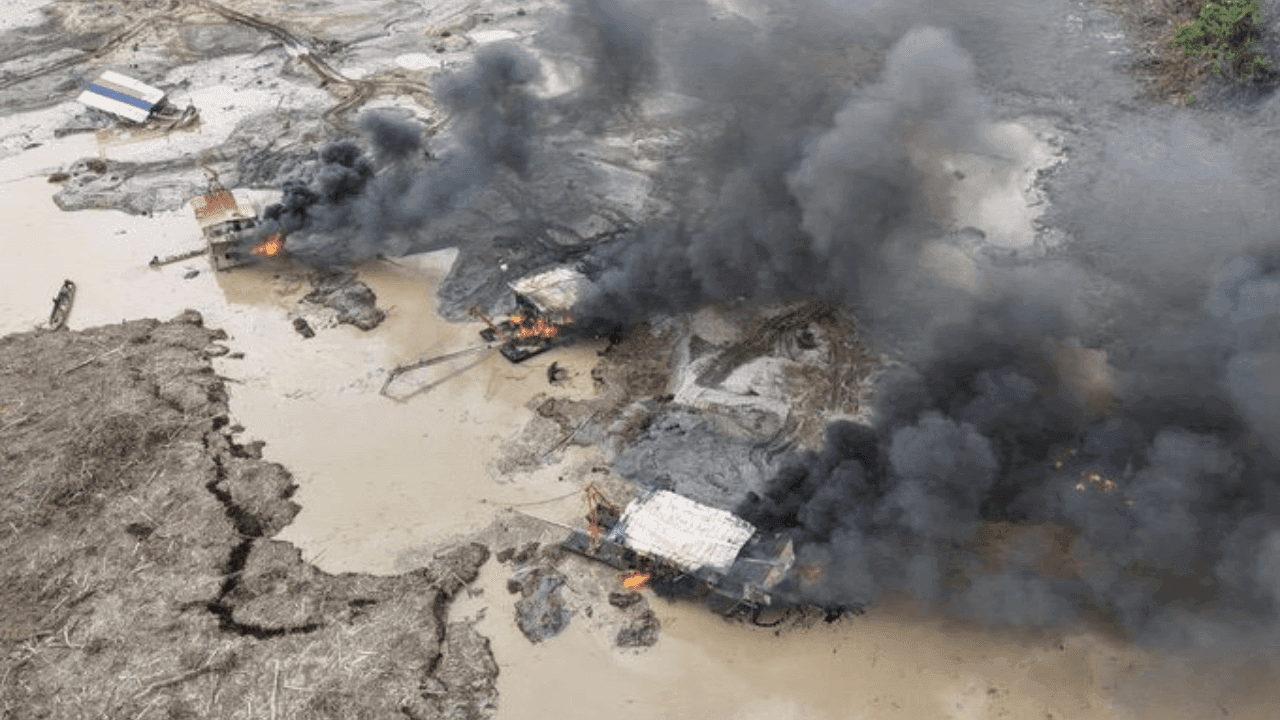 Ejército Nacional destruye maquinaria de minería ilegal en Chocó y afecta al Clan del Golfo por 38.000 millones Ejército Nacional destruye maquinaria de minería ilegal en Chocó y afecta al Clan del Golfo por 38.000 millones