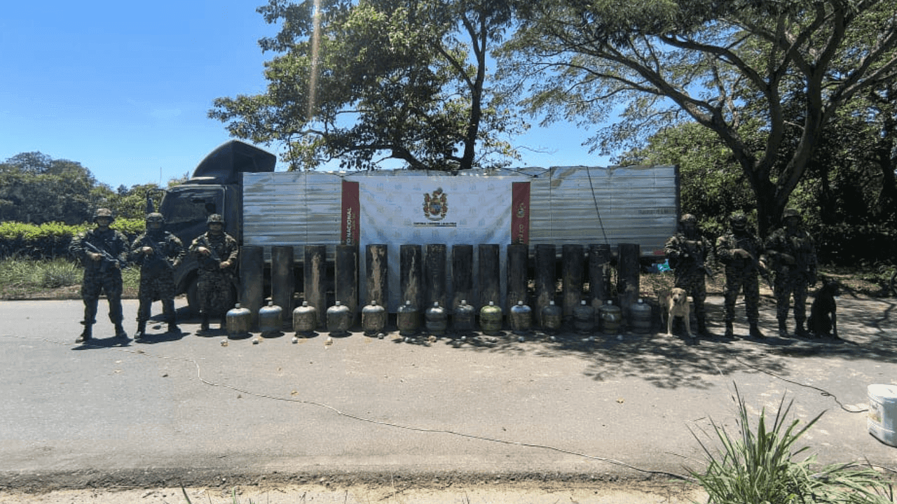 Ejército frustra atentado del ELN contra base militar en Cesar: hallaron vehículo con lanzadores de explosivos Ejército frustra atentado del ELN contra base militar en Cesar: hallaron vehículo con lanzadores de explosivos