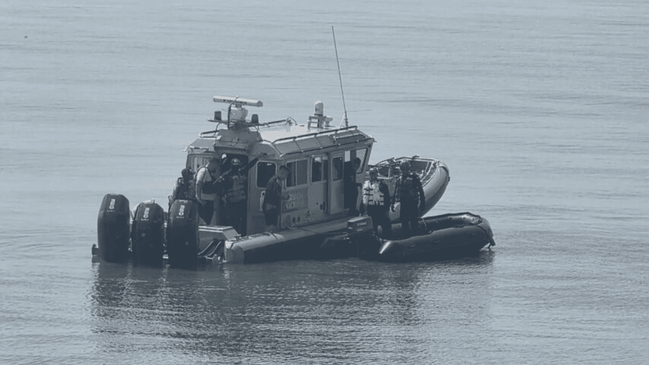 Armada rescata a diez personas tras el hundimiento de una embarcación en el Golfo de Urabá: entre ellos hay un menor de 13 años Armada rescata a diez personas tras el hundimiento de una embarcación en el Golfo de Urabá: entre ellos hay un menor de 13 años