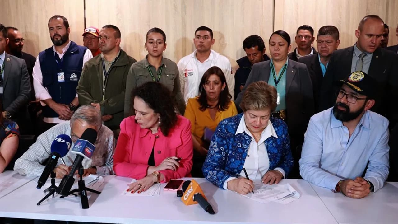 photologuephotos2024-09firma_acuerdo_levantar_paro_camionerojpg photologuephotos2024-09firma_acuerdo_levantar_paro_camionerojpg