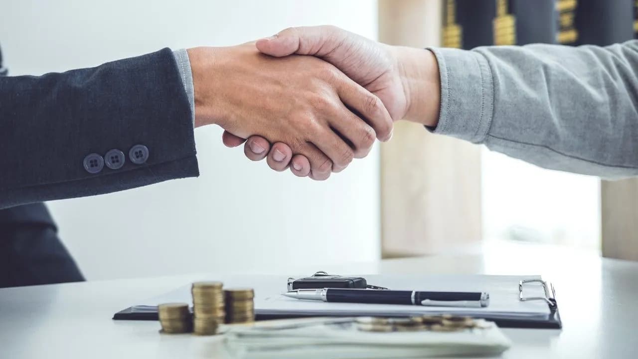 photologuephotos2024-11handshake-cooperation-customer-salesman-after-agreement_1jpg photologuephotos2024-11handshake-cooperation-customer-salesman-after-agreement_1jpg
