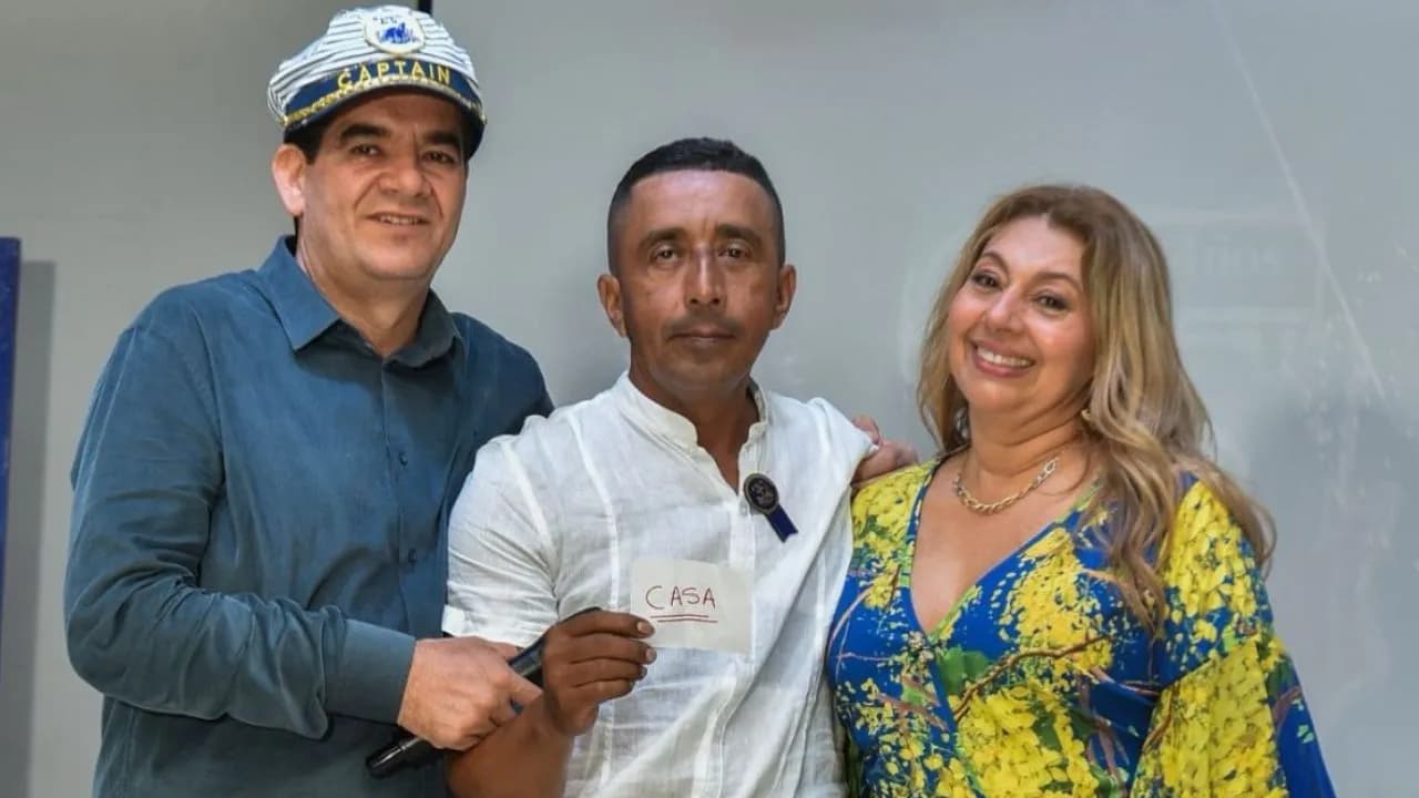photologuephotos2024-11empresario_colombiano_regalo_tres_casasjpg photologuephotos2024-11empresario_colombiano_regalo_tres_casasjpg