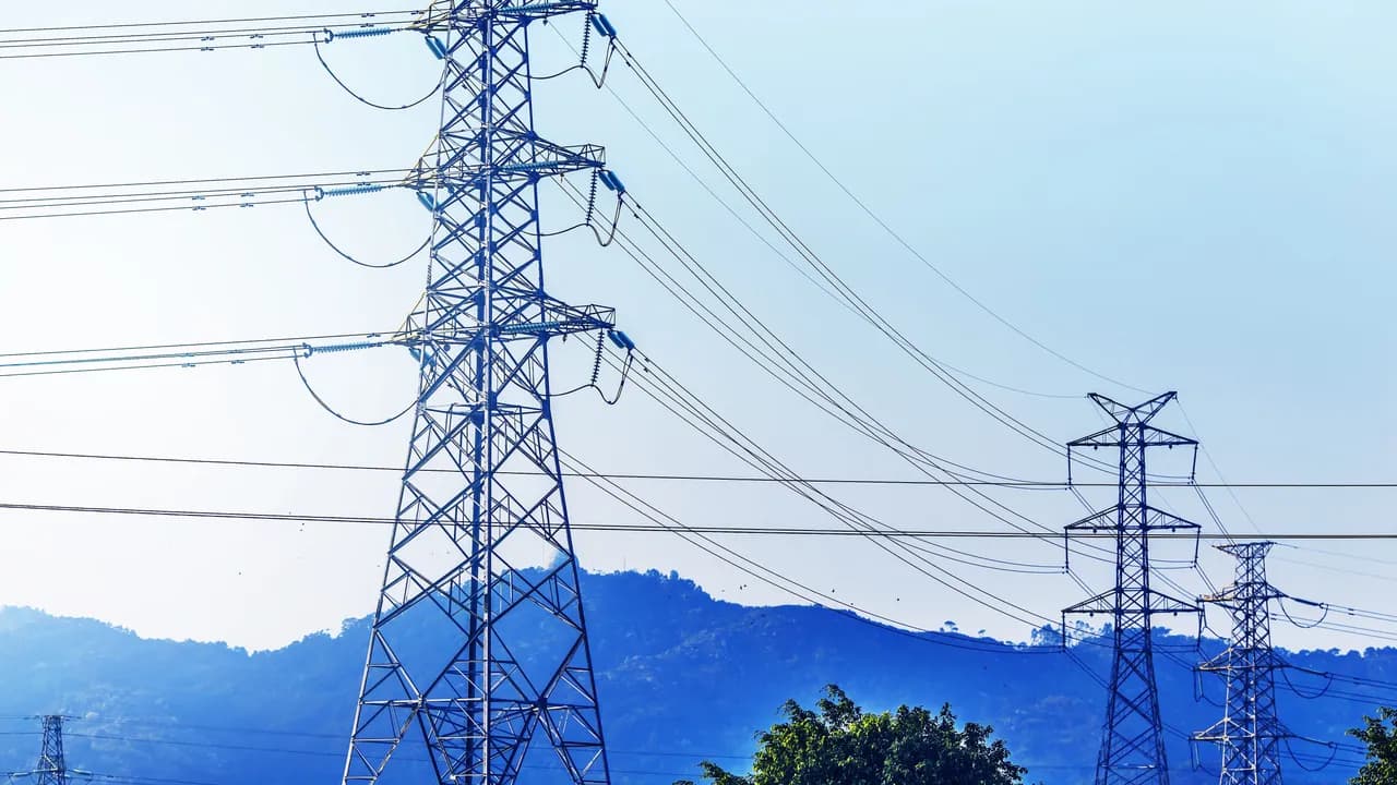 photologuephotos2025-03electricity-transmission-pylon-silhouetted-against-blue-sky-d_1jpg photologuephotos2025-03electricity-transmission-pylon-silhouetted-against-blue-sky-d_1jpg