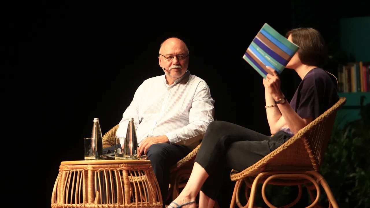 photologuephotos2025-01andrei_kurkov_en_conversacion_con_emma_graham_harrison_durante_el_hay_festival_2023jpg photologuephotos2025-01andrei_kurkov_en_conversacion_con_emma_graham_harrison_durante_el_hay_festival_2023jpg
