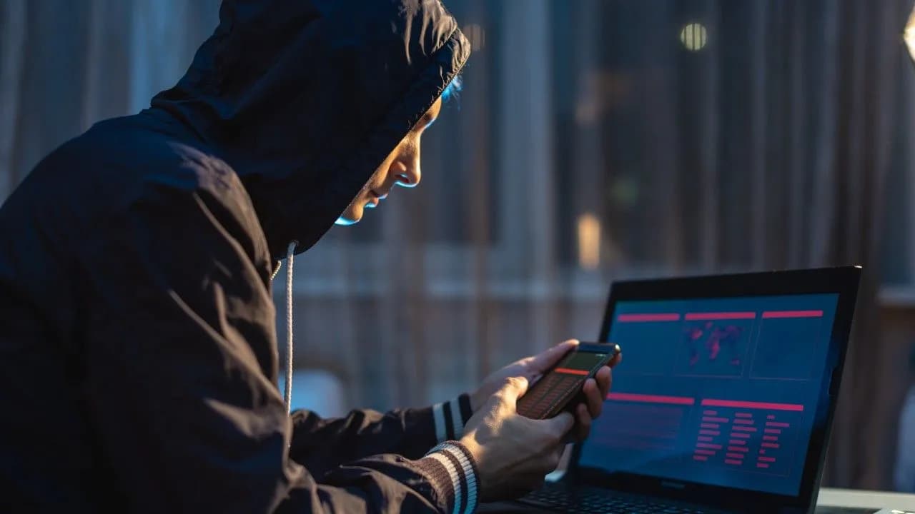 photologuephotos2025-05hombre-pirata-informatico-en-la-capucha-sosteniendo-el-telefono-en-sus-manos-tratando-de-robar-acceso-bases-de-datos-concepto-de-ciberseguridad_1jpg photologuephotos2025-05hombre-pirata-informatico-en-la-capucha-sosteniendo-el-telefono-en-sus-manos-tratando-de-robar-acceso-bases-de-datos-concepto-de-ciberseguridad_1jpg