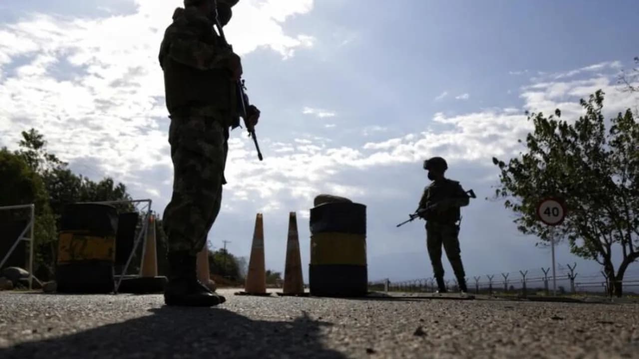 photologuephotos2025-08militares_sombra_okkkjpg photologuephotos2025-08militares_sombra_okkkjpg