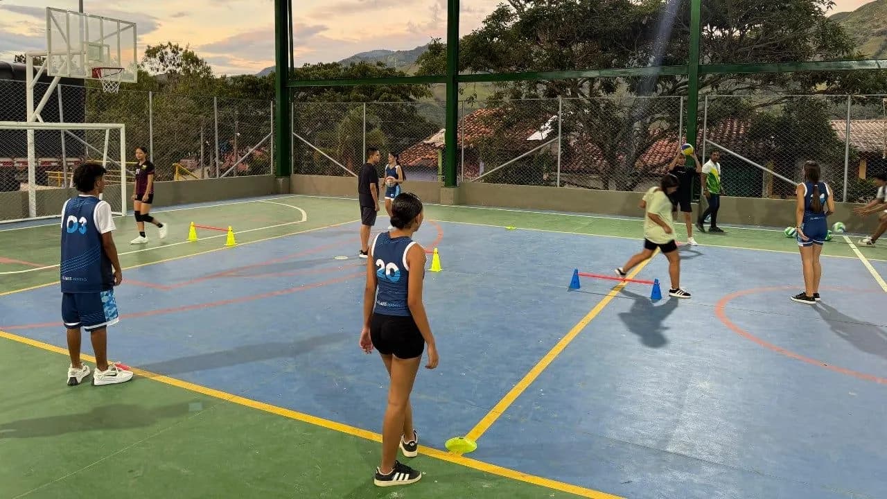 photologuephotos2025-08ninos_y_jovenes_disfrutan_de_las_adecuaciones_en_el_polideportivo_de_el_llanojpg photologuephotos2025-08ninos_y_jovenes_disfrutan_de_las_adecuaciones_en_el_polideportivo_de_el_llanojpg